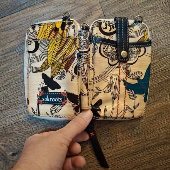 The Sakroots Crossbody Wallet. - Picture 7 of 13